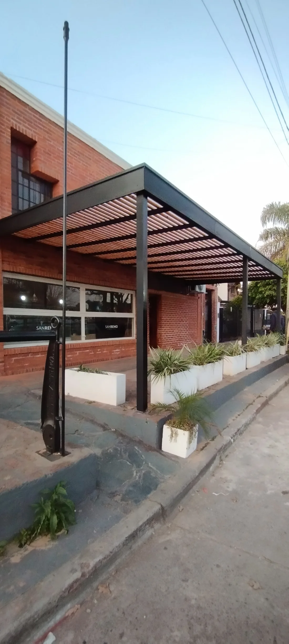 Cochera cubierta con pérgola en Buenos Aires