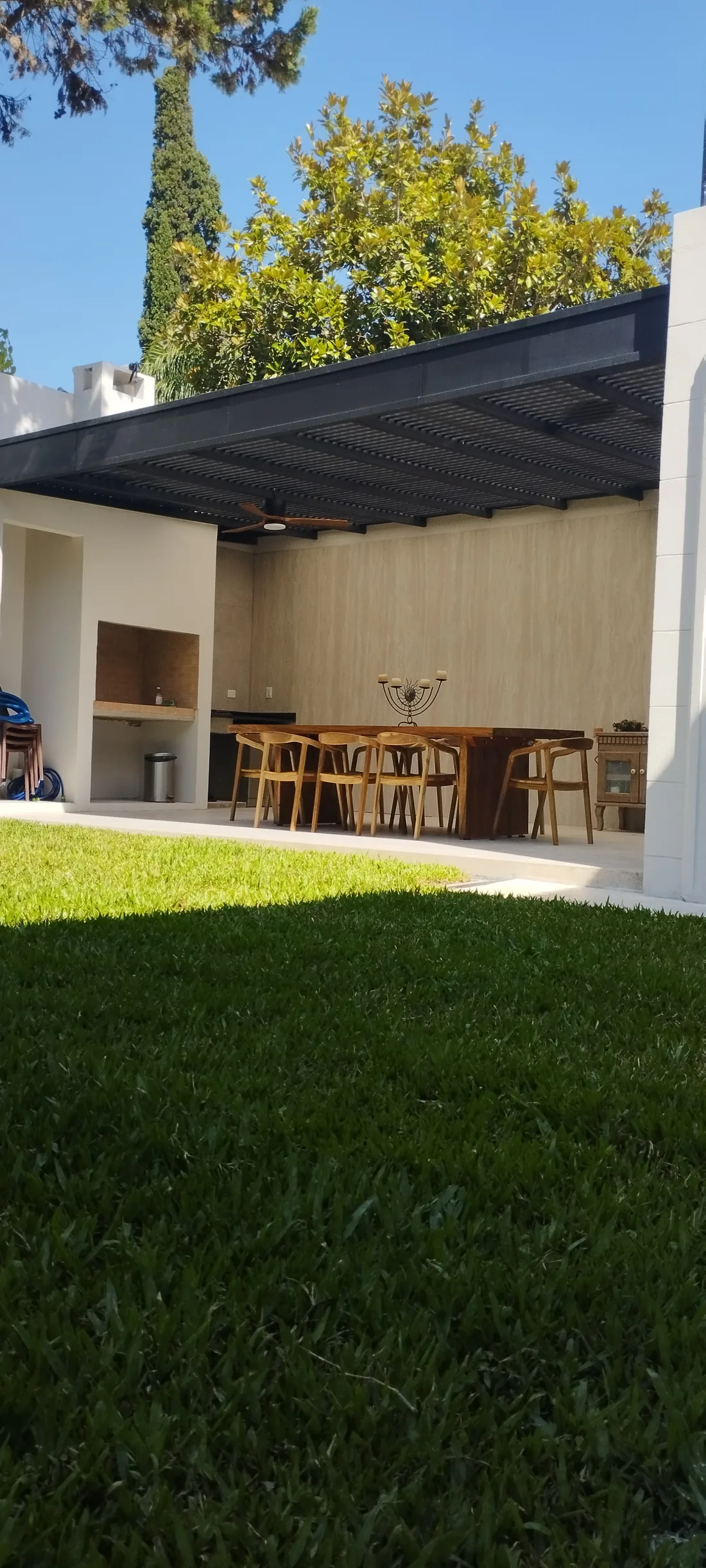 Patio cubierto con pérgola de madera