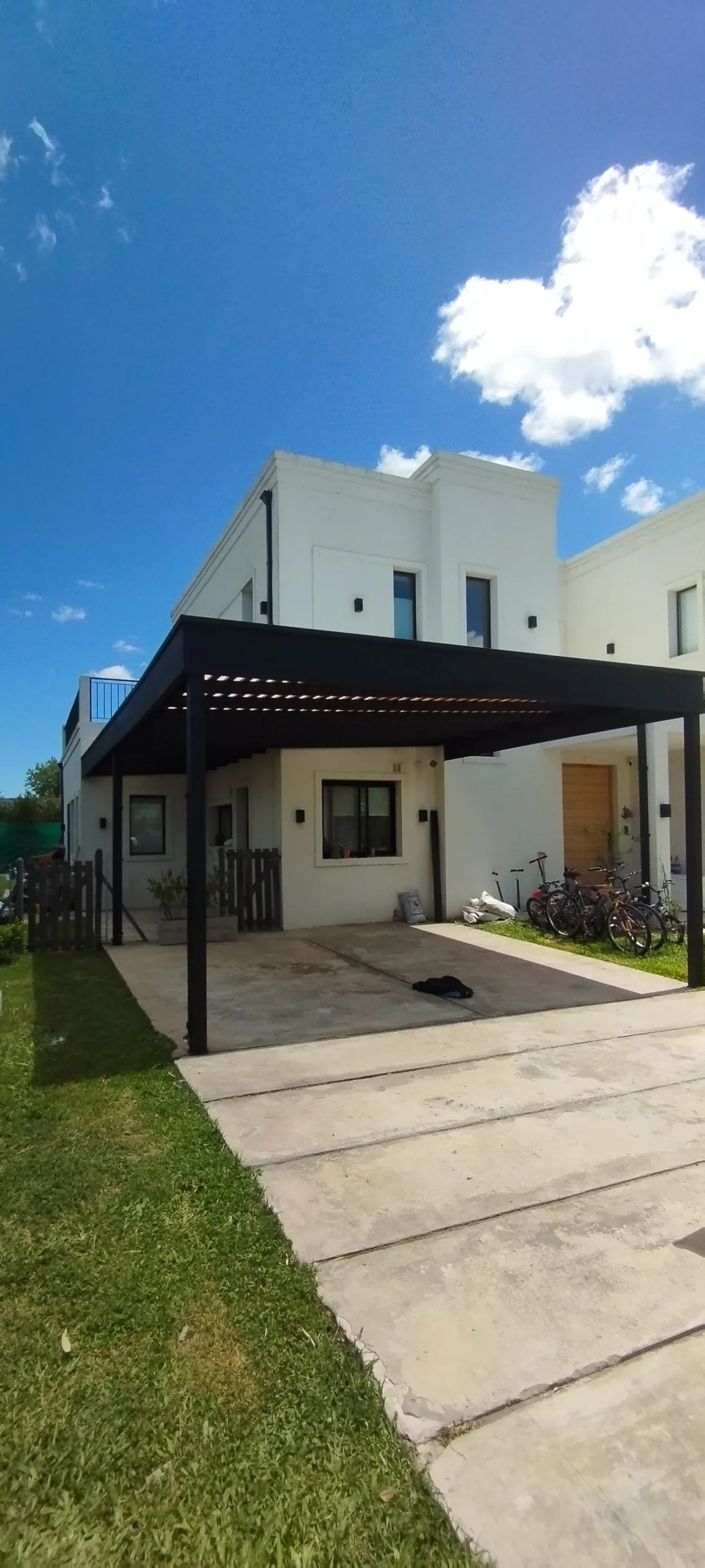 Combinación de pérgola y alero en Buenos Aires