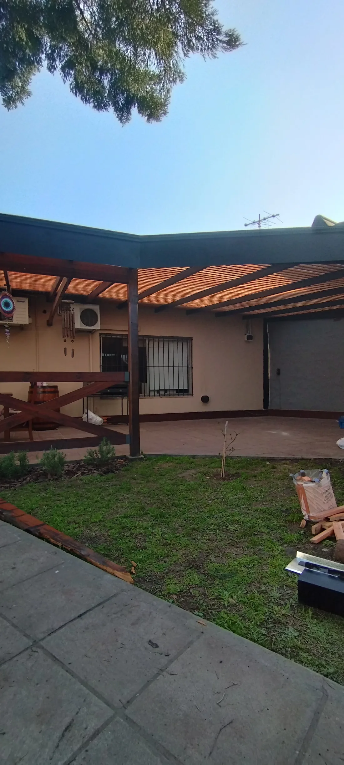 Pérgola de hierro en jardín Hurlingham