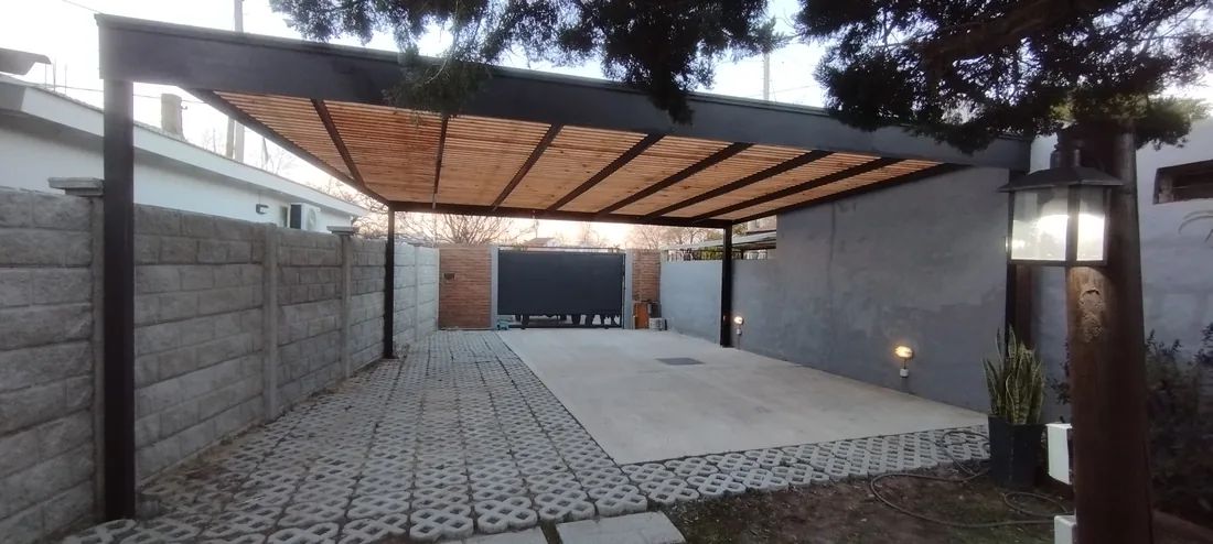 Pérgola de madera para galería exterior