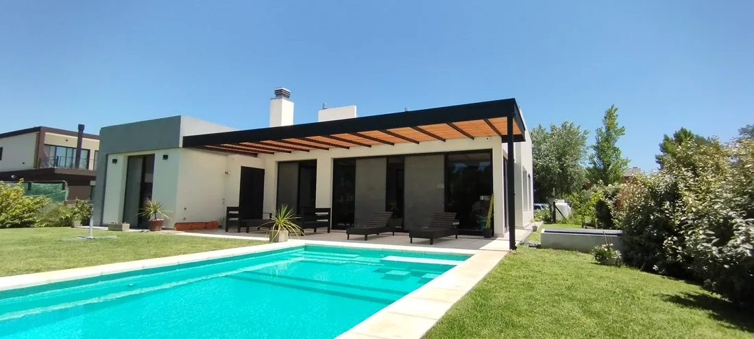 Pérgola con listones de WPC exterior